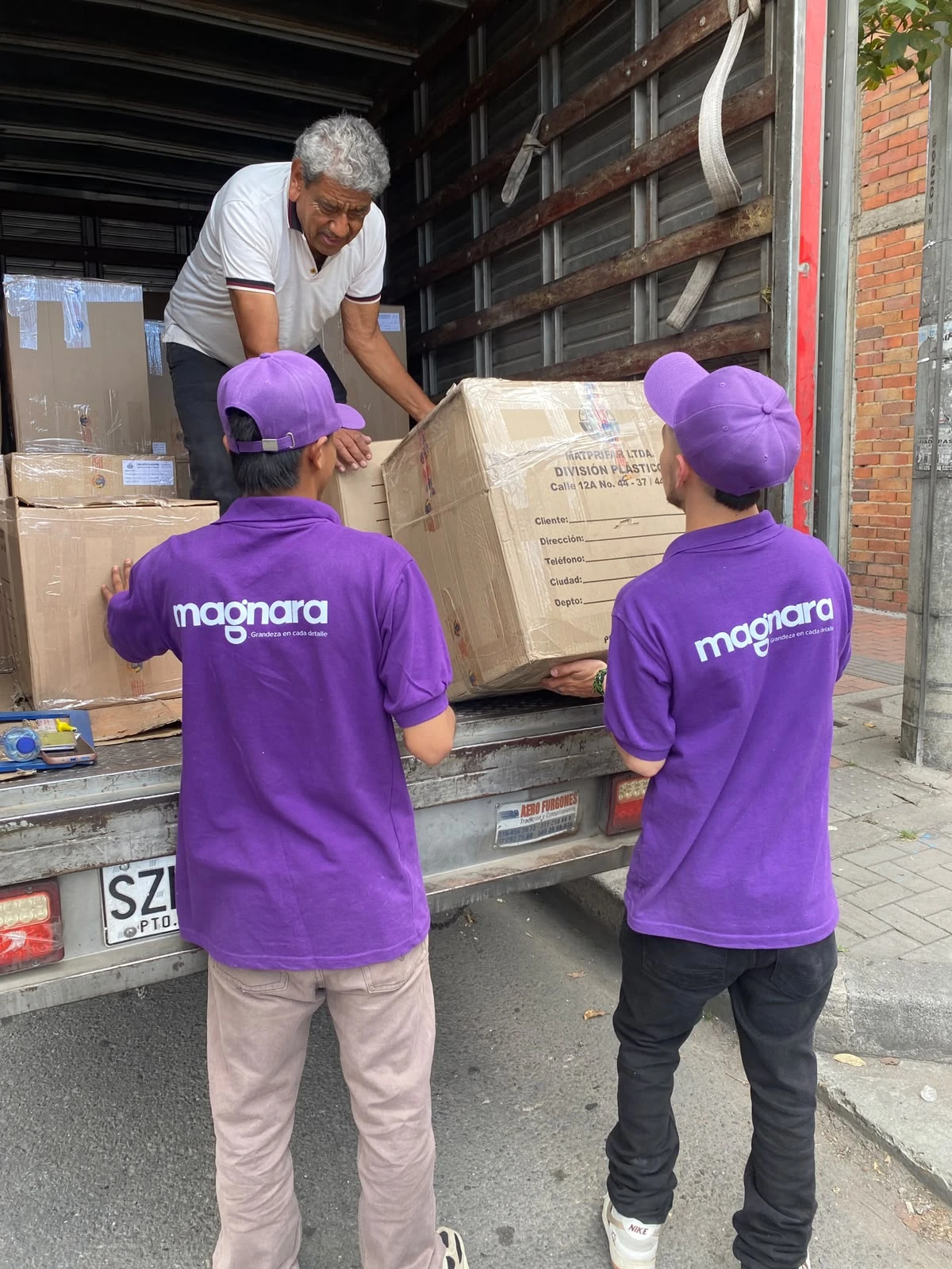 Equipo Magnara realizando entregas