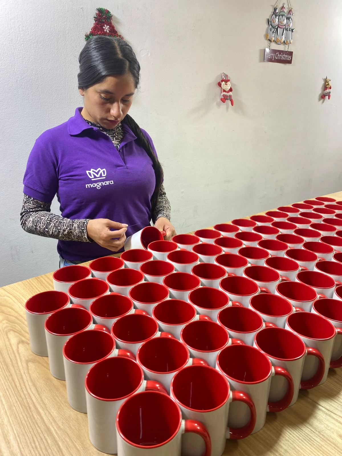 Equipo Magnara preparando productos corporativos