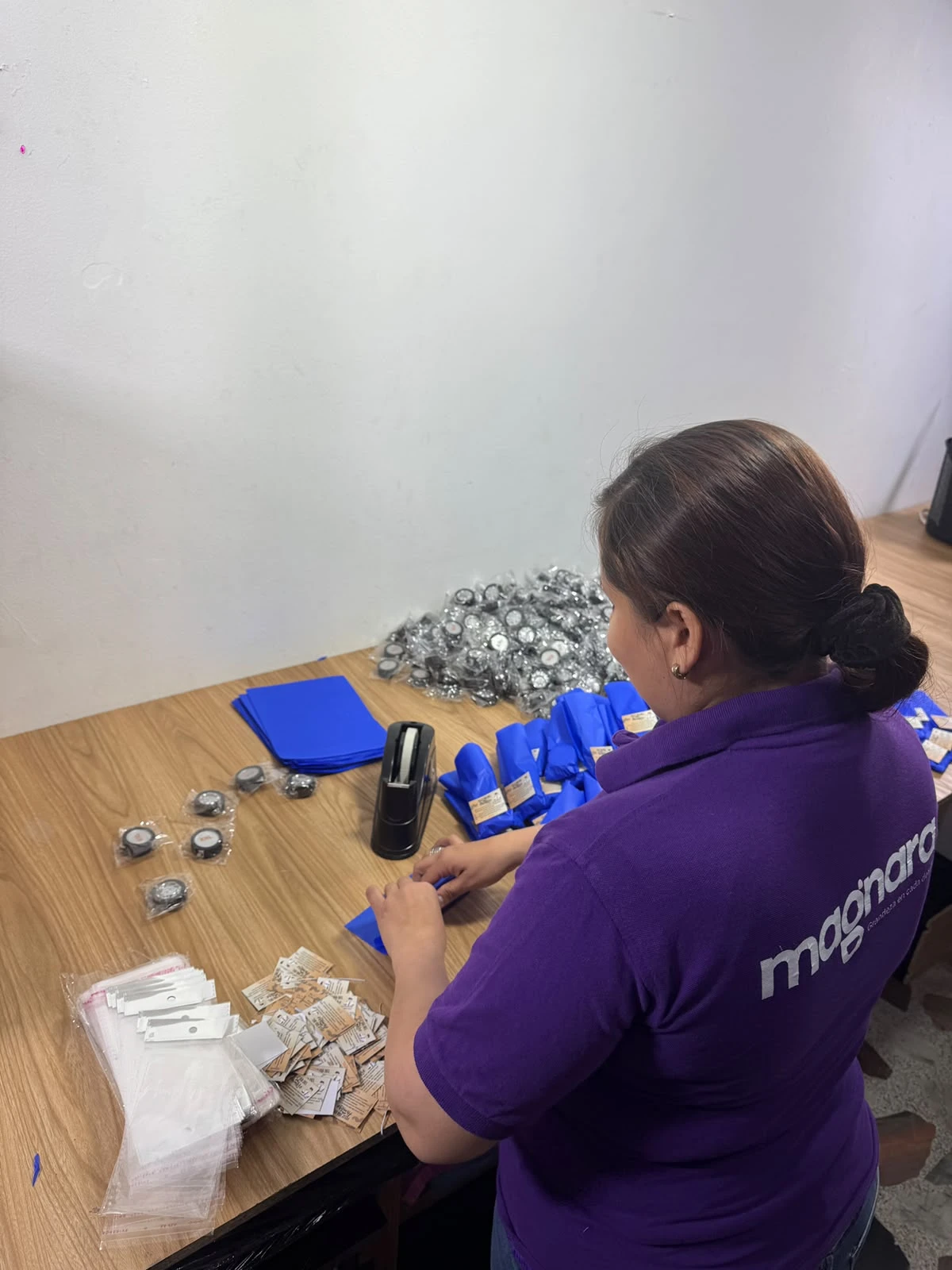 Equipo Magnara preparando detalles corporativos